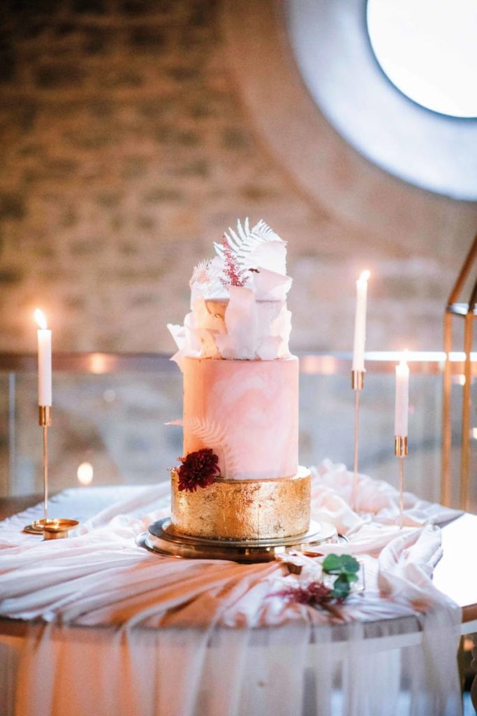 In questa foto la splendida torta nuziale a tre piani perfetta per un matrimonio country chic
