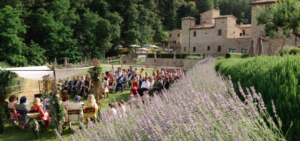 In questa foto un momento della cerimonia civile di un matrimonio di una coppia francese a Spao Borgo San Pietro, location ideale per il destination wedding italia