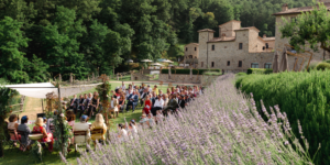 In questa foto un momento della cerimonia civile di un matrimonio di una coppia francese a Spao Borgo San Pietro, location ideale per il destination wedding italia