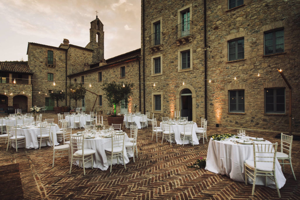 In questa foto la piazza di Spao Borgo San Pietro allestita per ospitare il ricevimento di un matrimonio