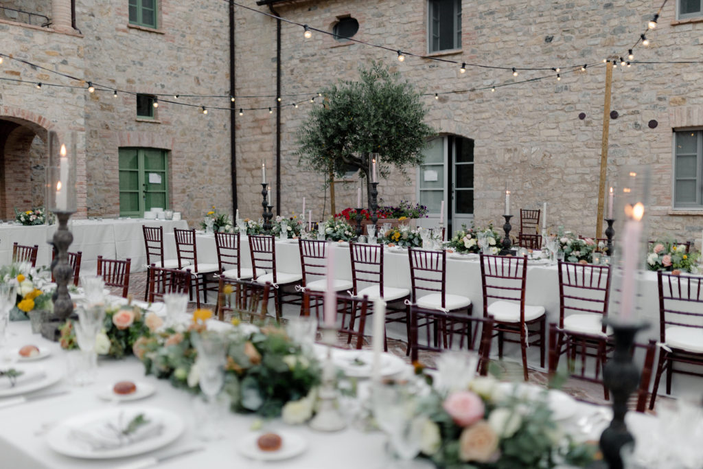 In questa foto i tavoli imperiali di un destination wedding organizzato a spao borgo san pietro, nel centro in italia 