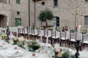 In questa foto i tavoli imperiali di un destination wedding organizzato a spao borgo san pietro, nel centro in italia