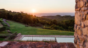 In questa foto la piscina di spao borgo san pietro con vista sul parco della selva di meana