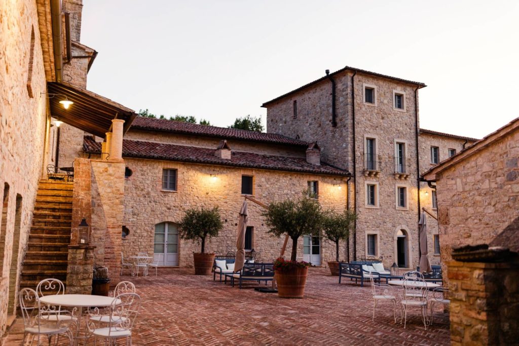 In questa foto la piazza centrale di Spao Borgo San Pietro, location per team building e retreat aziendali