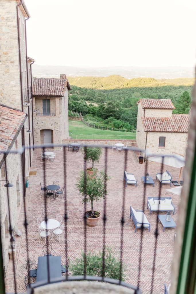 In questa foto la vista della piazza di Spao Borgo San Pietro e del parco di fronte dal balcone di una delle case del borgo