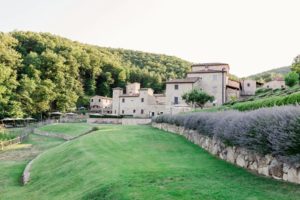 In questa foto il grande giardino di Spao Borgo San Pietro e sullo sfondo il borgo