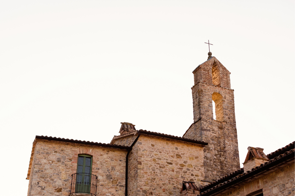 in foto uno scatto delle Chiese Alta Tuscia in cui celebrare un matrimonio romantico tra Toscana, Umbria e Lazio