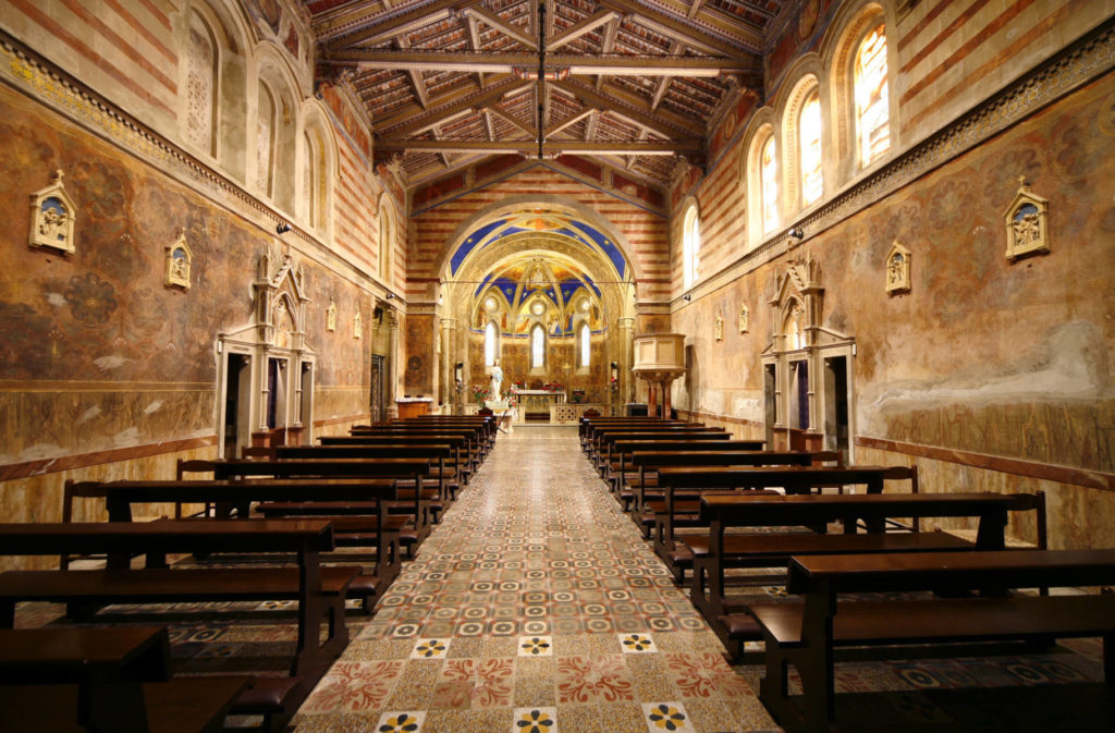 nella foto uno scatto dell'altare e degli interni della Chiesa di Maria Assunta ad Allerona, tra le chiese più belle dove sposarsi in Umbria vicino a Spao Borgo San pietro