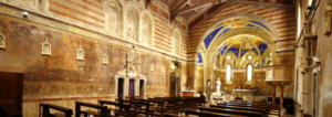 in questo scatto una veduta dell'altare e degli interni della Chiesa di Santa Maria Assunta ad Allerona, tra le chiese più belle dove sposarsi in Umbria vicino a Spao Borgo San pietro
