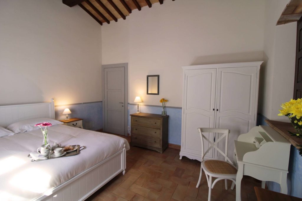 nello scatto una delle camere da letto restaurate di Spao Borgo San Pietro, location esclusiva Alta Tuscia