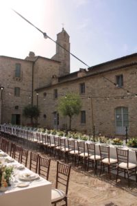 Gli esterni di Spao Borgo san Pietro con due tavoli imperiali per gli ospiti