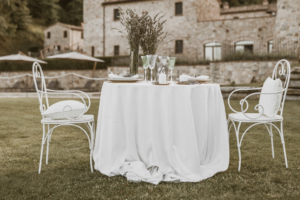 In foto l'allestimento di un tavolo degli sposi a Borgo San Pietro ad Allerona, location esclusiva nei dintorni di Orvieto