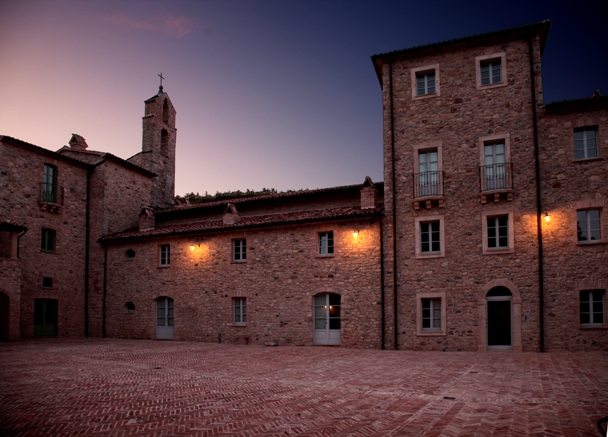 Una bellissima foto di Spao Borgo San Pietro, location matrimoni viterbo, al tramonto