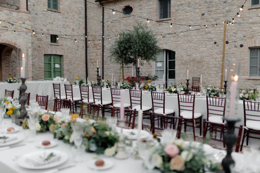 In this photo the imperial tables of a destination wedding organized in spao borgo san pietro, in the center of Italy
