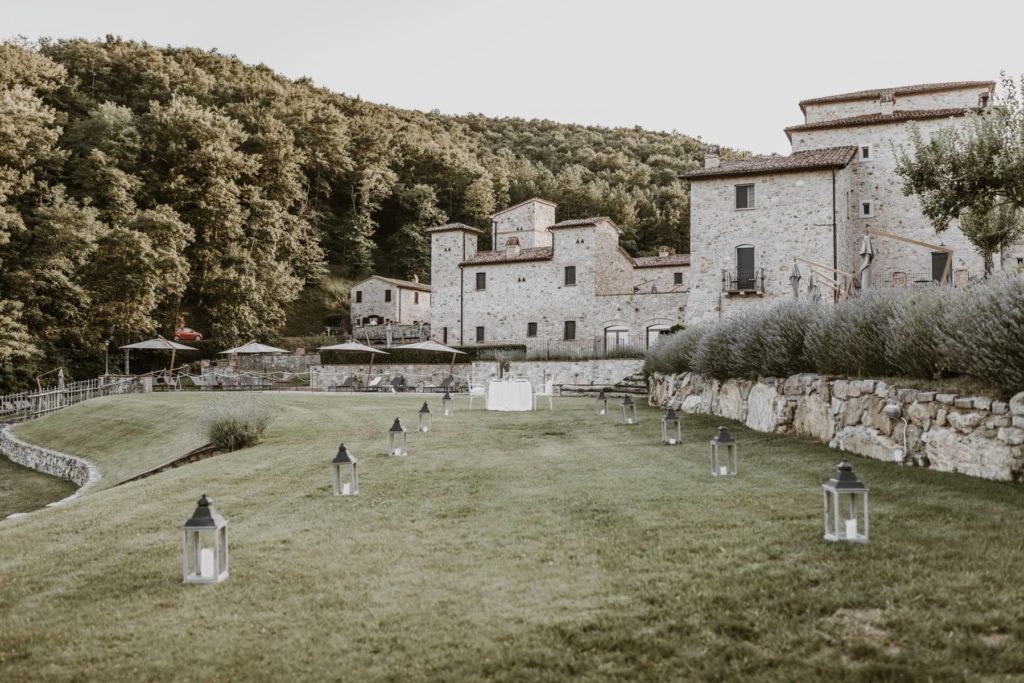 In questa foto lo spazio verde di Spao Borgo San Pietro, location matrimoni di lusso in Italia