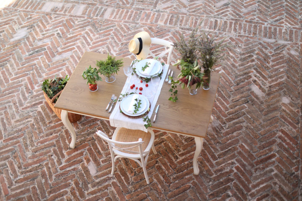 In questa foto un tavolo allestito con piante a Spao Borgo San Pietro, location matrimoni di lusso in Italia