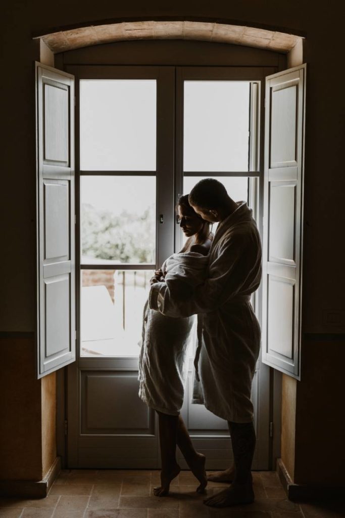 In questa foto due sposi in uno degli appartamenti di Spao Borgo San Pietro, location matrimoni di lusso in Italia