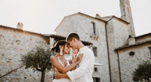 In questa foto due sposi a Spao Borgo San Pietro, location di matrimoni di lusso