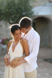 In questa foto una coppia di sposi in un momento di spensieratezza tra le vie di Spao Borgo San Pietro, location matrimoni di lusso in Italia