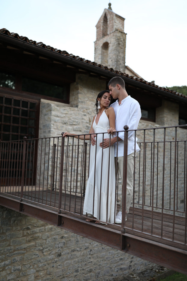 In questa foto una coppia di sposi in un momento di spensieratezza tra le vie di Spao Borgo San Pietro, location matrimoni di lusso in Italia
