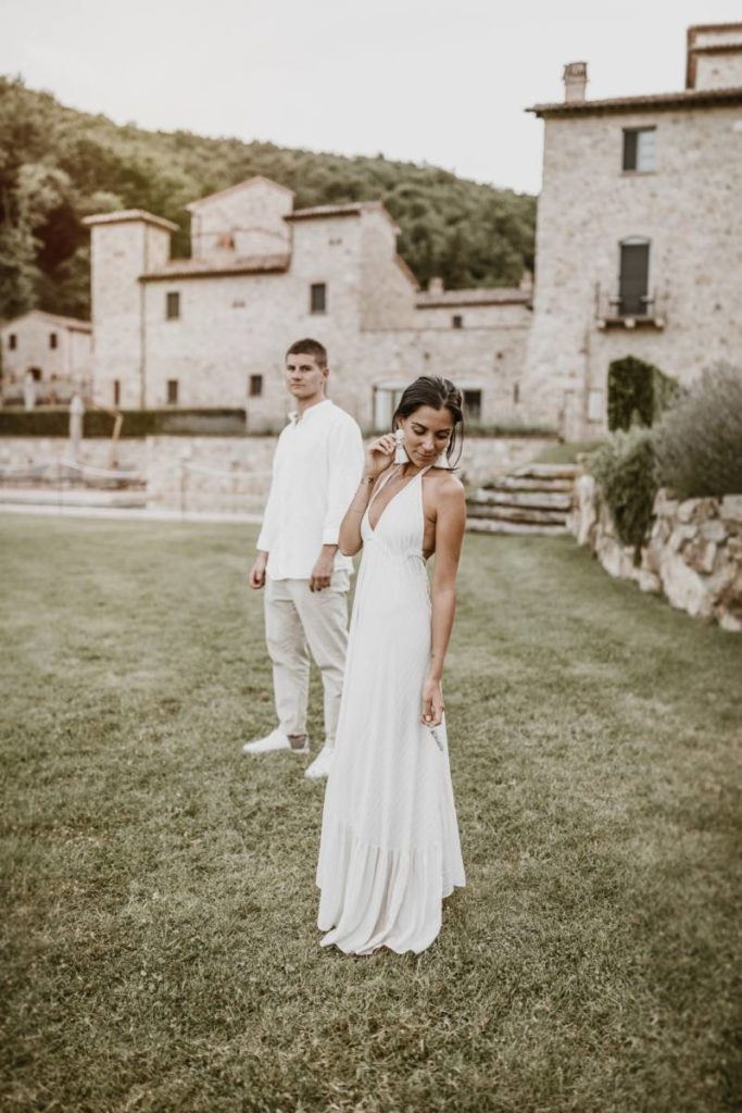 In questa foto una coppia di sposi in un momento di spensieratezza nella natura di Spao Borgo San Pietro, location matrimoni di lusso in Italia