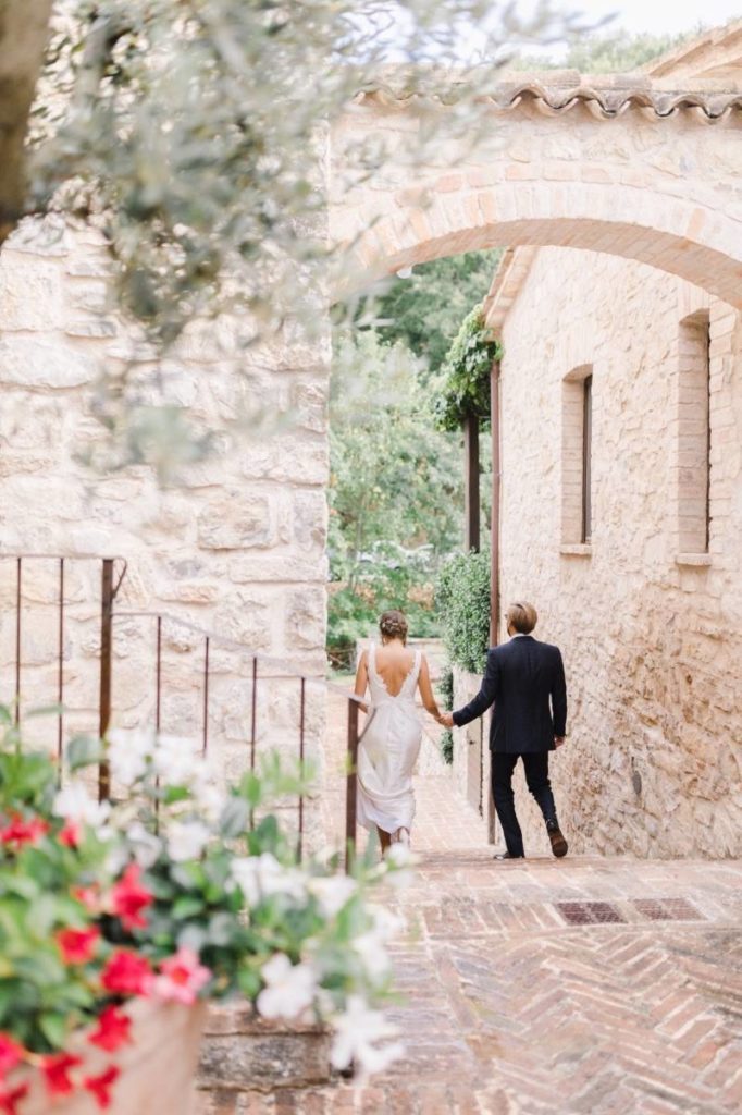 In questa foto due sposi a Spao borgo san pietro, location per matrimoni di lusso