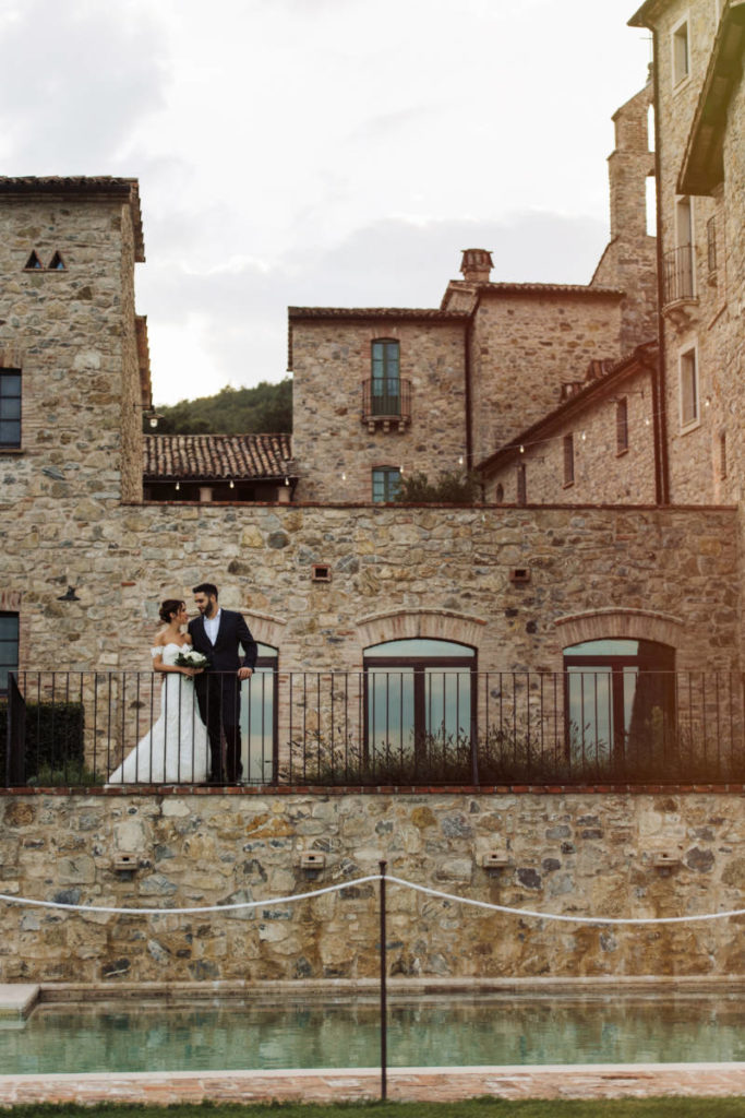 In questa foto una coppia a Spao Borgo San Pietro nel loro Luxury Wedding 