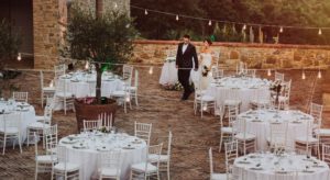 In questa foto una coppia di sposi a Spao Borgo San Pietro per il loro Luxury Wedding