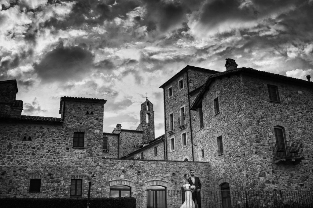 In questa foto una coppia di sposi in occasione del loro matrimonio elegante nella location di Spao Borgo San Pietro
