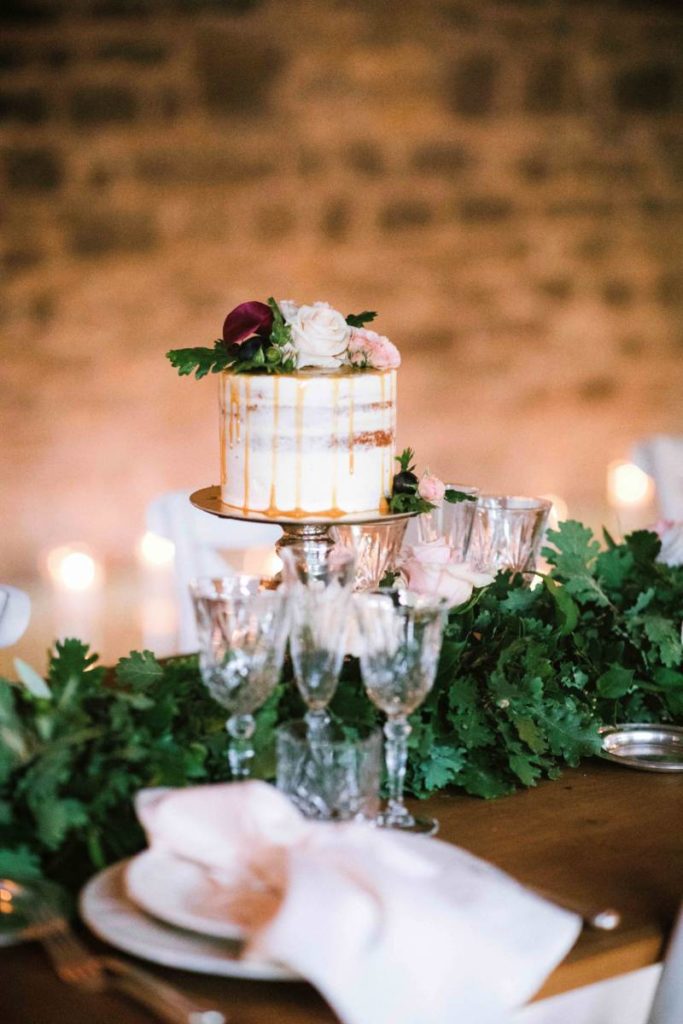 In questa foto una torta di matrimonio elegante