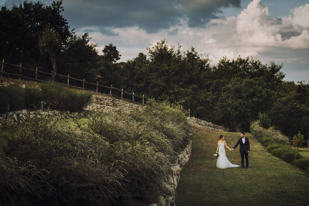 In questa foto una coppia immersa nella natura di Spao Borgo San Pietro per il suo matrimonio elegante