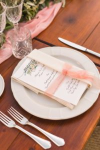 In questa foto un menu di un matrimonio elegante a Spao Borgo San Pietro