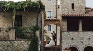 In questa foto gli sposi tra le mura di Spao Borgo San Pietro in un Matrimonio Minimal Chic