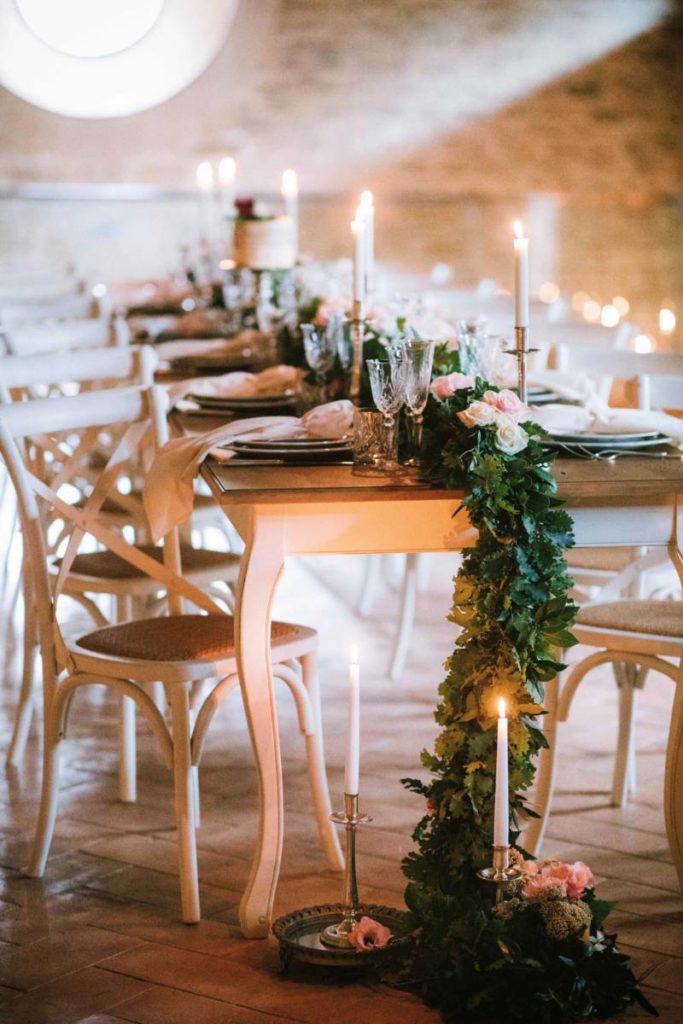 In questa foto l'allestimento da tavolo di un Matrimonio Minimal Chic