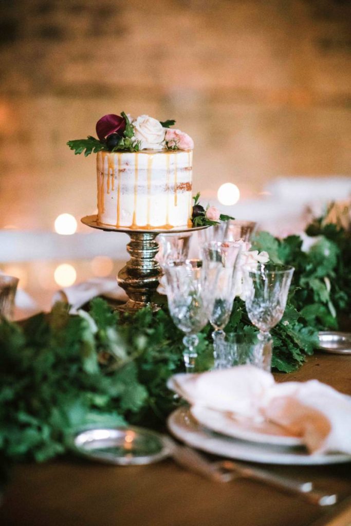 In questa foto una torta di un matrimonio minimal chic