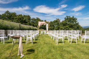 Location for a civil wedding in Umbria: setting up in the garden of Borgo San Pietro Aquaeortus