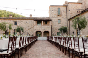 veduta dei palazzi del Borgo San Pietro Aquaeortus con allestimento della piazza per il ricevimento di matrimonio