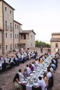 Pranzo di Matrimonio nella piazza del Borgo San Pietro Aquaeortus